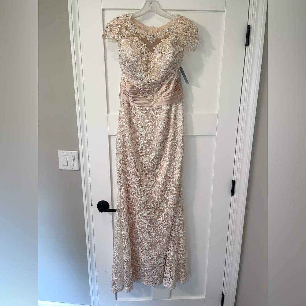 Elegant Lace Evening Gown in Cream